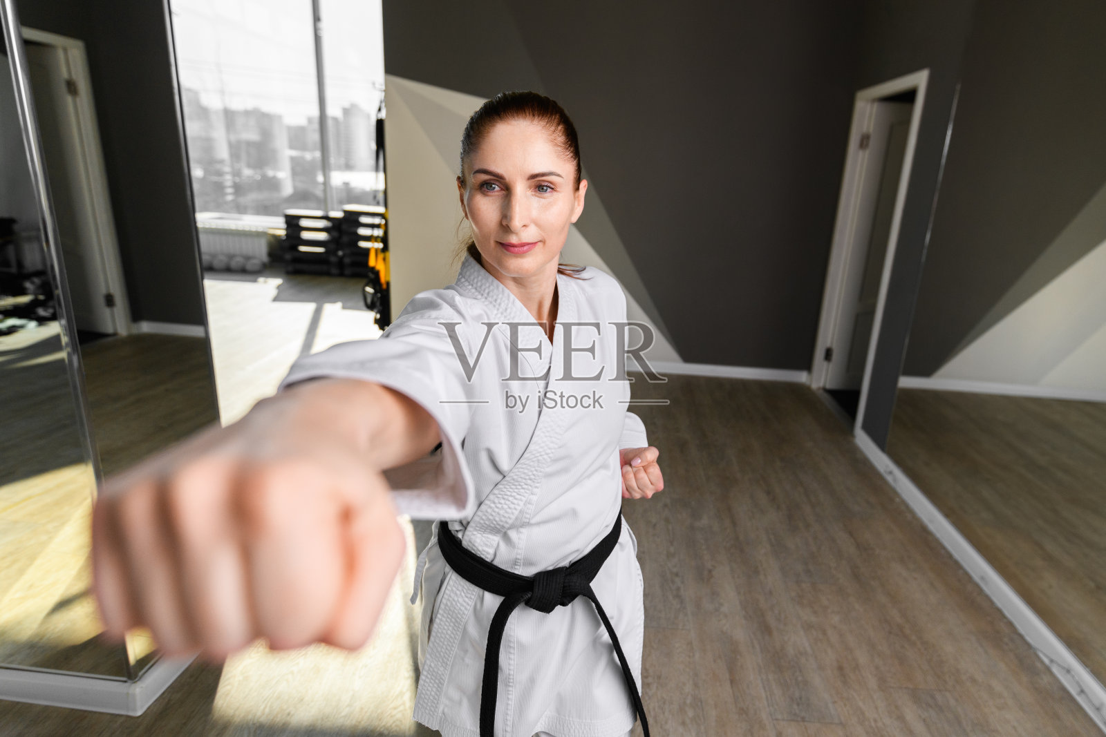 室内穿和服系黑带的空手道女孩照片摄影图片
