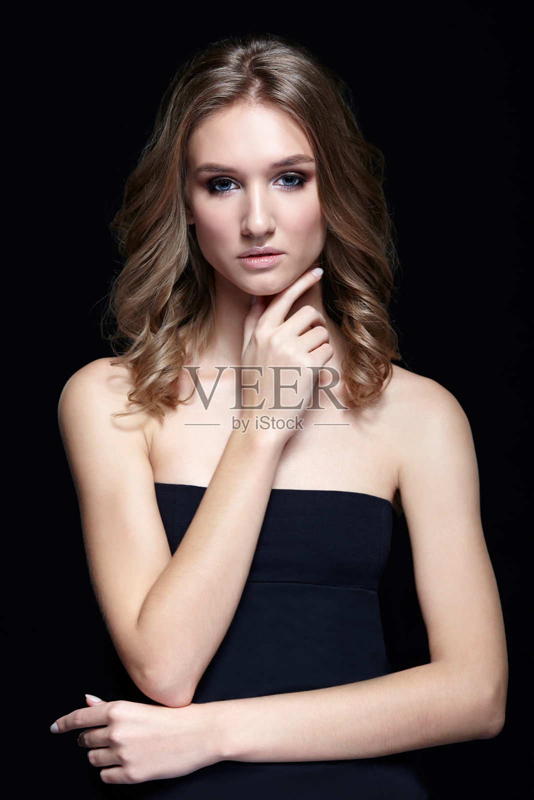 女性，黑色背景的波浪头发照片摄影图片