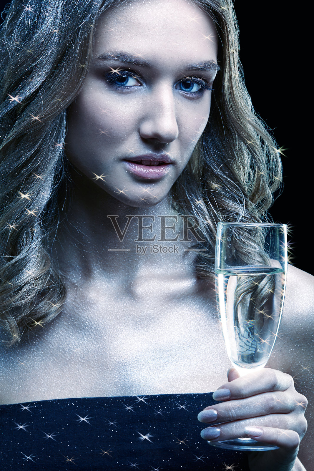 手里拿着香槟的女孩们照片摄影图片