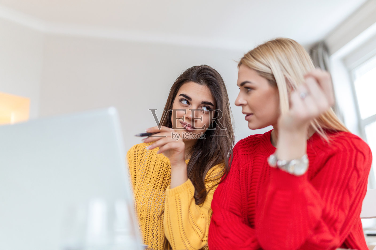 在大学校园里，女学生们一起用新式笔记本电脑在室内免费无线上网，在网上搜索学习信息照片摄影图片