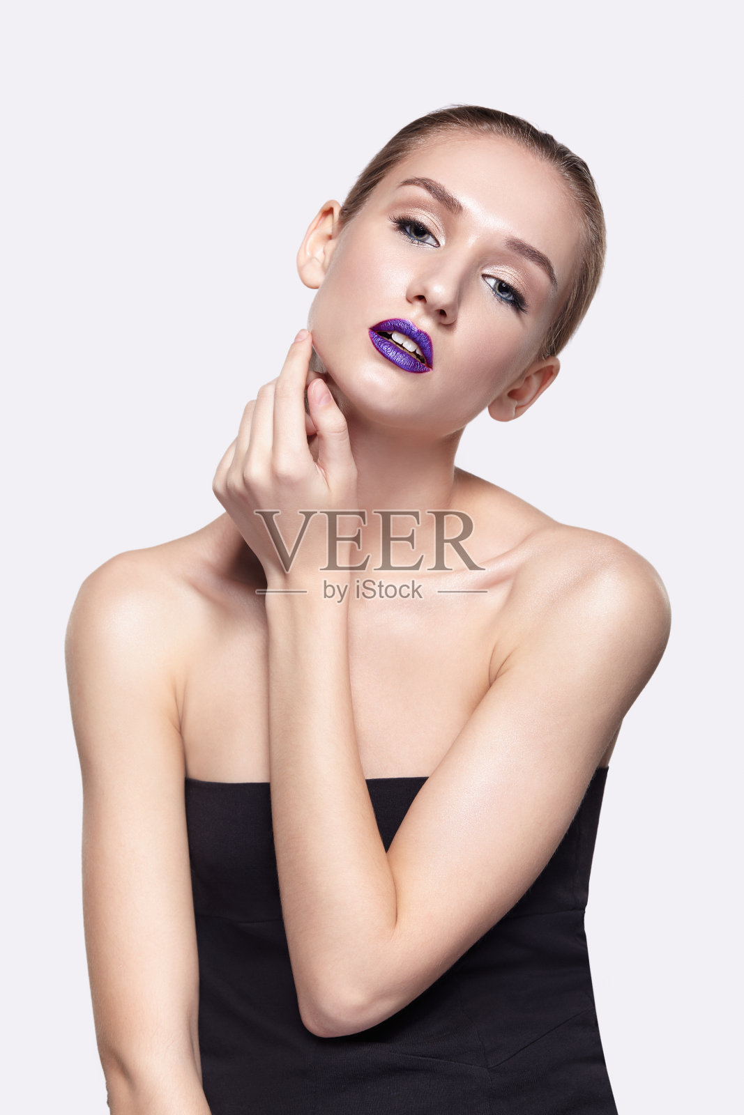 美丽肖像的年轻女子与紫罗兰唇妆照片摄影图片