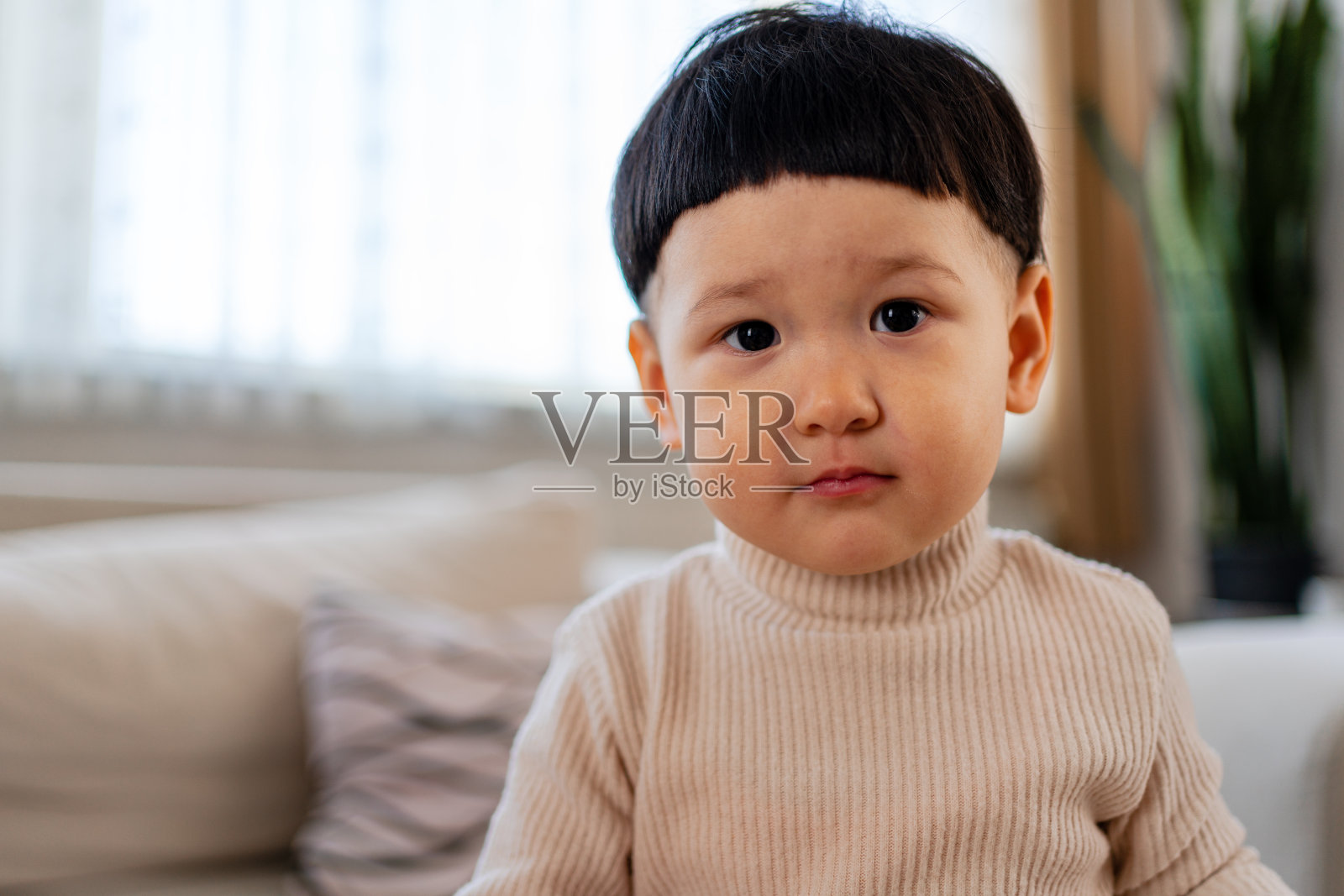 站立的严肃小女孩肖像照片摄影图片