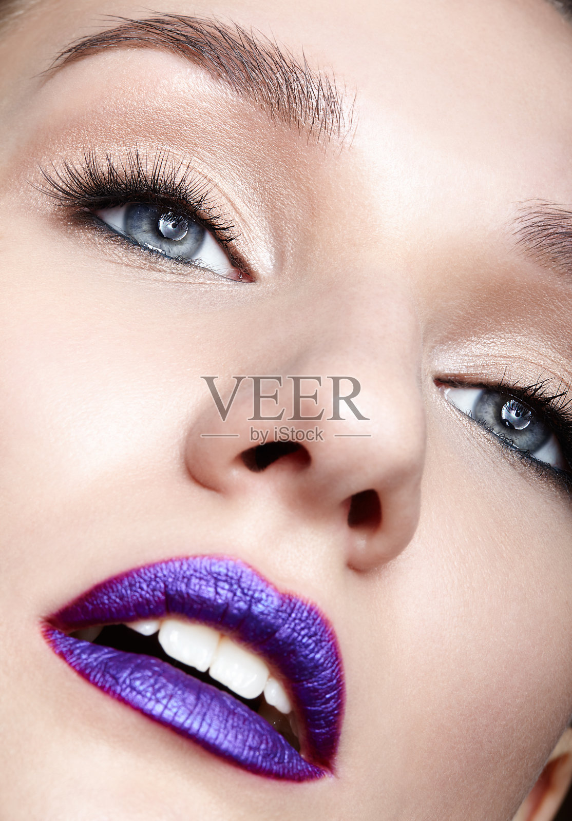 特写微距镜头的人类女人的脸化妆和明亮的紫罗兰色嘴唇照片摄影图片