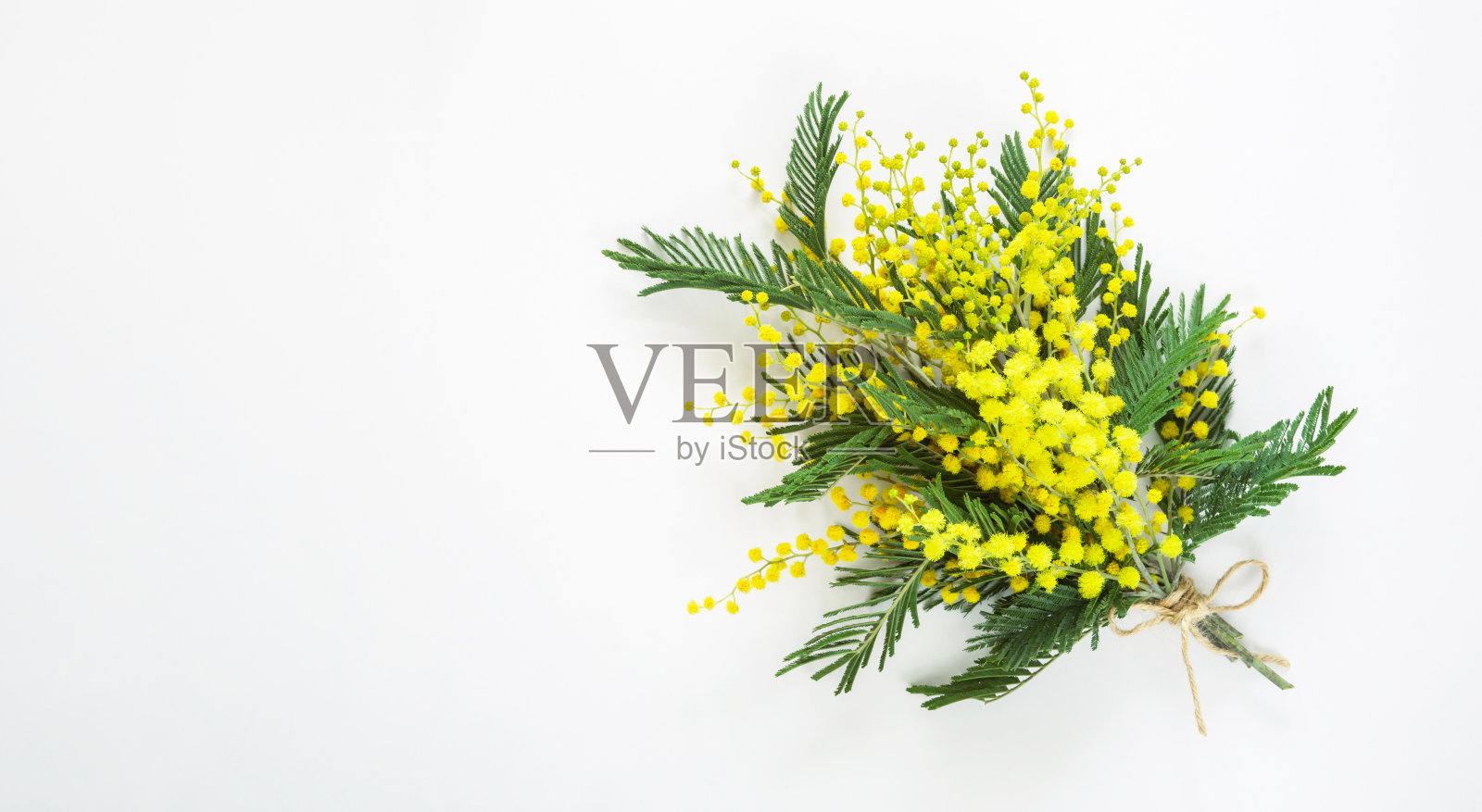 一束黄色的含羞草，一个礼盒和一个牛皮纸袋。国际妇女节贺卡，春节贺卡，三月八日贺卡，复活节贺卡。本空间照片摄影图片