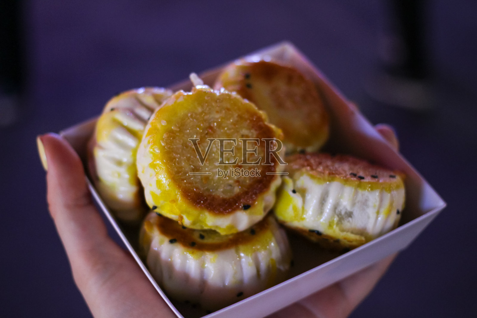 街头小吃——中式肉馅饺子点心。照片摄影图片