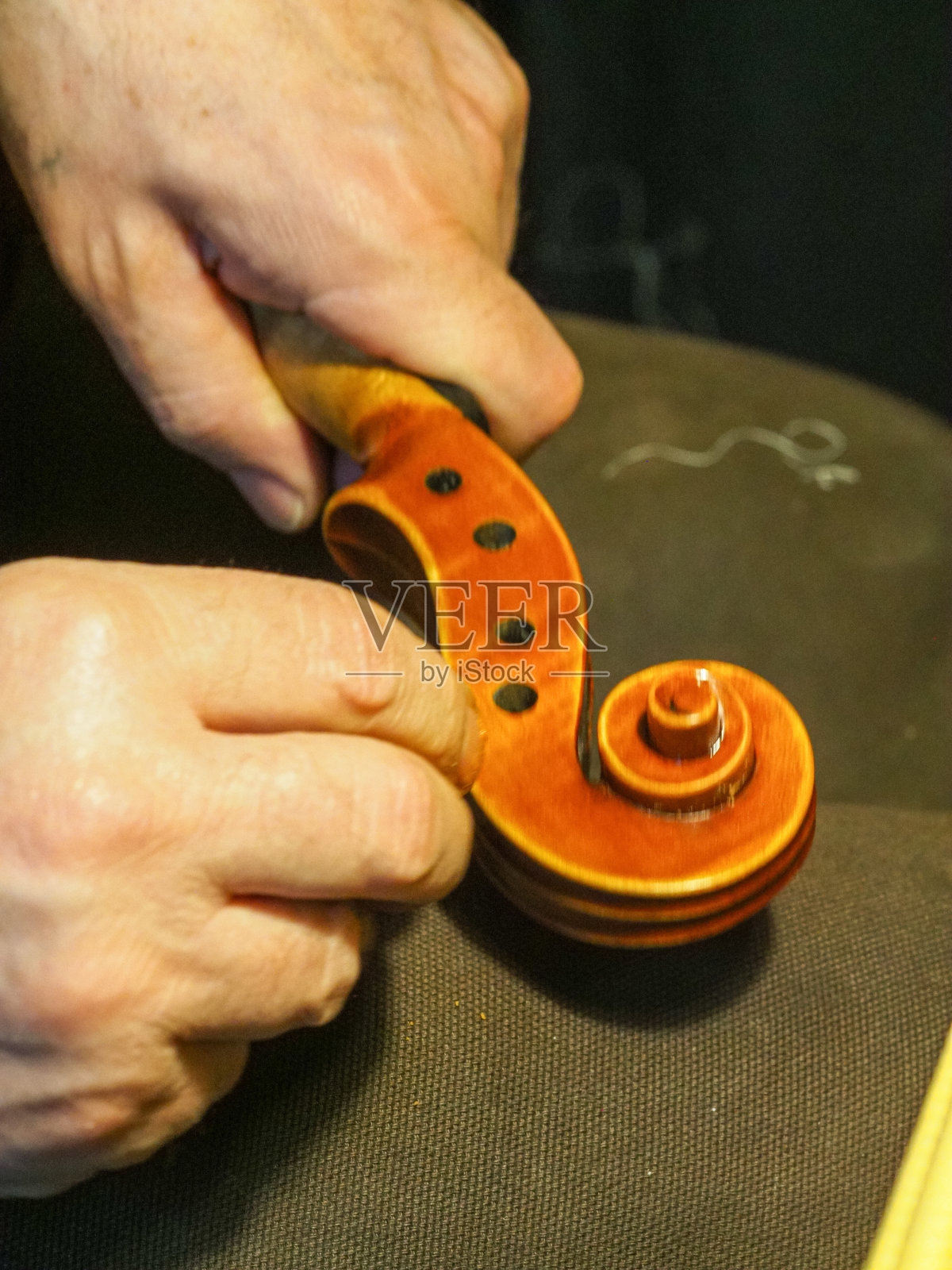 修复一个古老的古典小提琴卷照片摄影图片