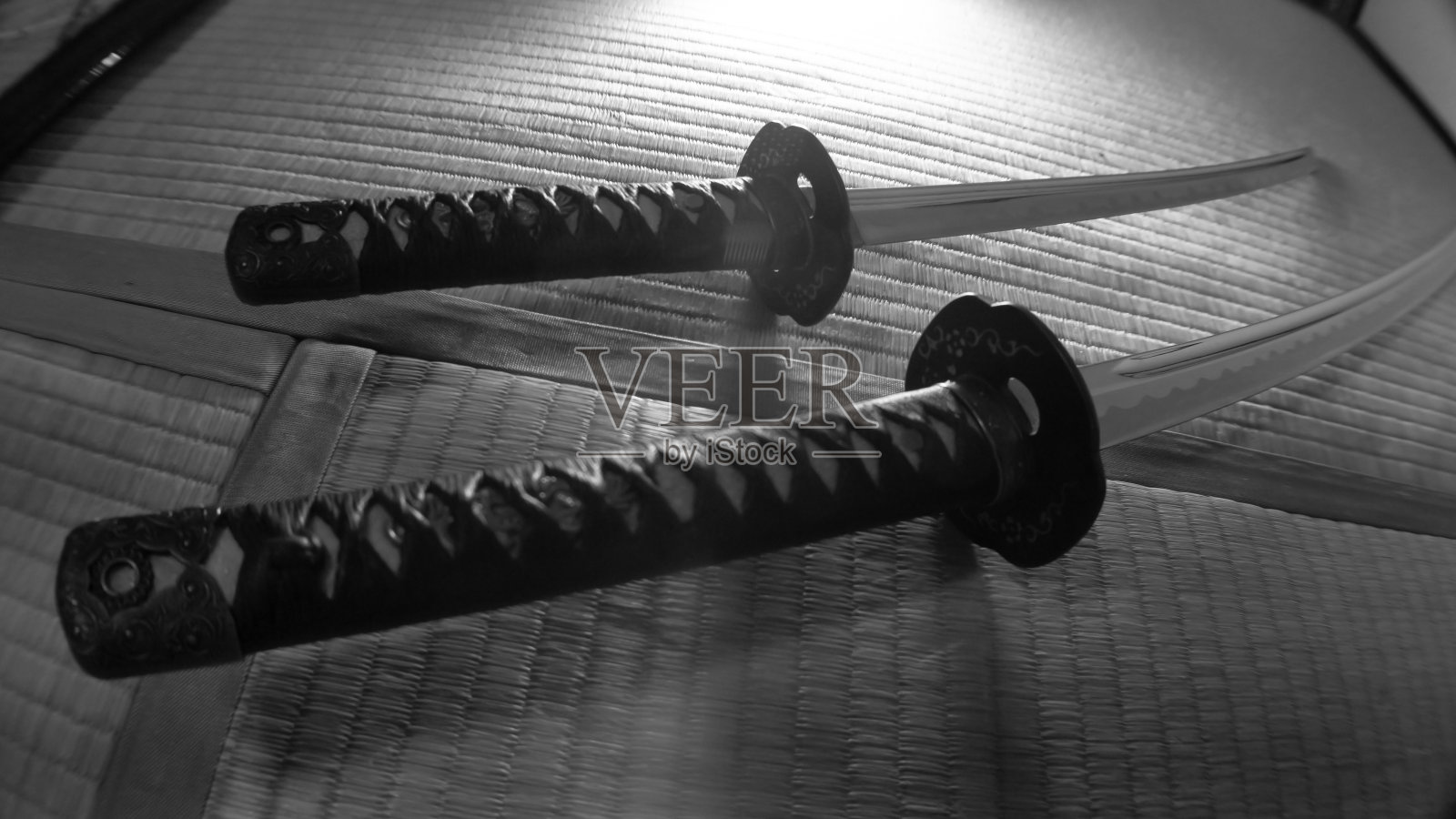 武士刀被画在榻榻米上照片摄影图片