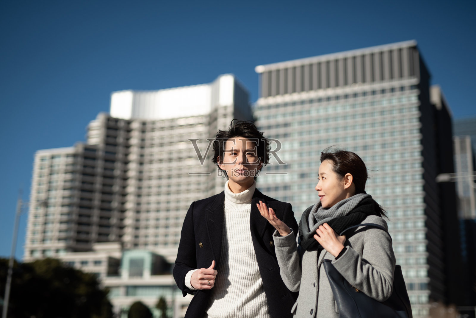 两个商人在商业区交谈照片摄影图片