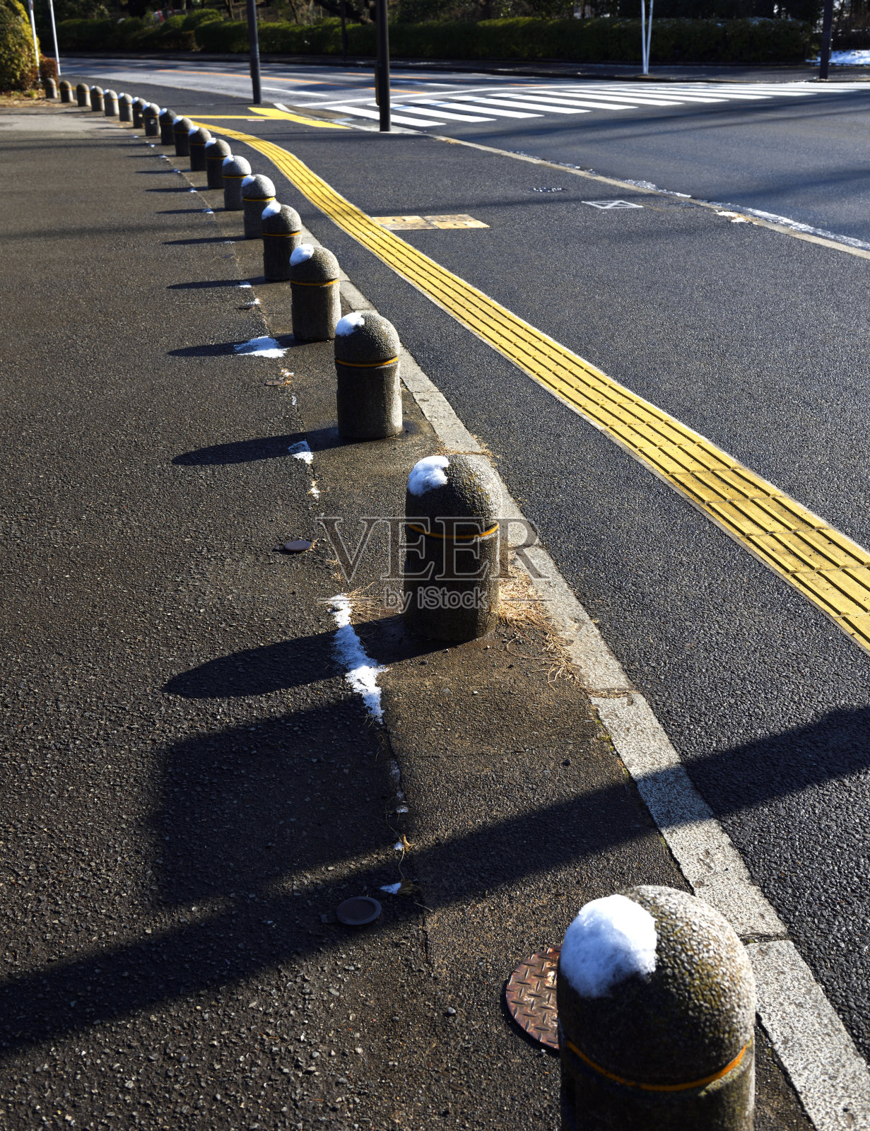 一排排被雪覆盖的混凝土柱子照片摄影图片