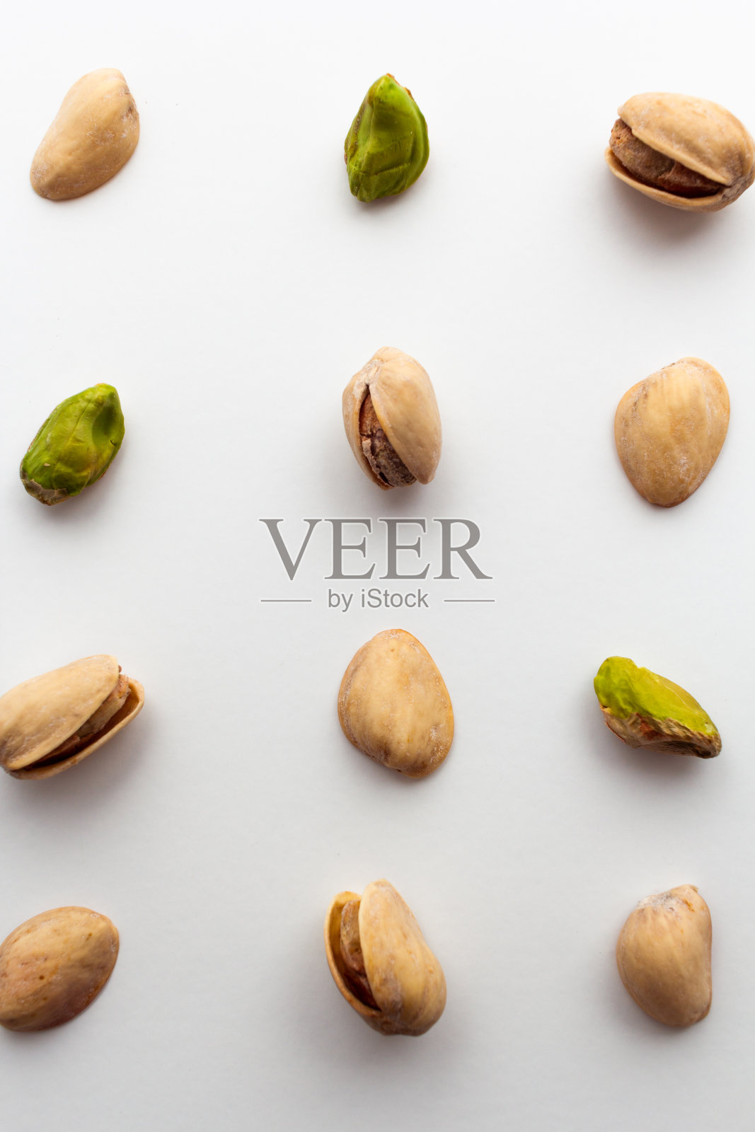 在白色背景上孤立的烤开心果图案。照片摄影图片