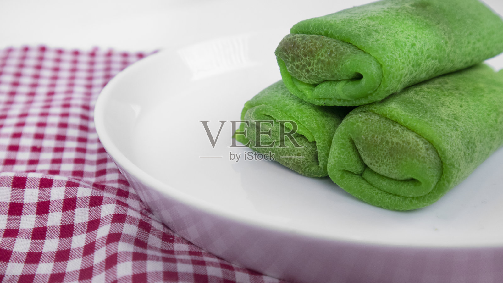 合上一盘印尼椰子薄饼卷照片摄影图片