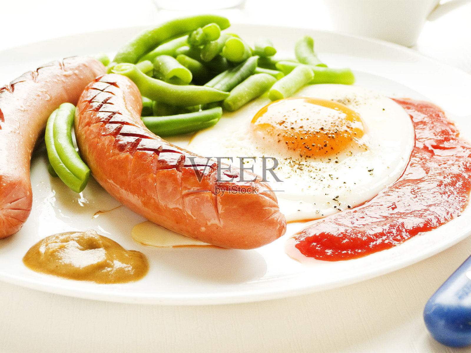 鸡蛋香肠和青豆照片摄影图片