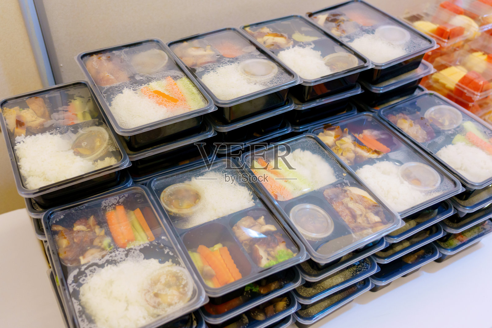 装有食物的午餐盒。对于餐饮或外卖准备带走，所有服务在一次性塑料包装照片摄影图片