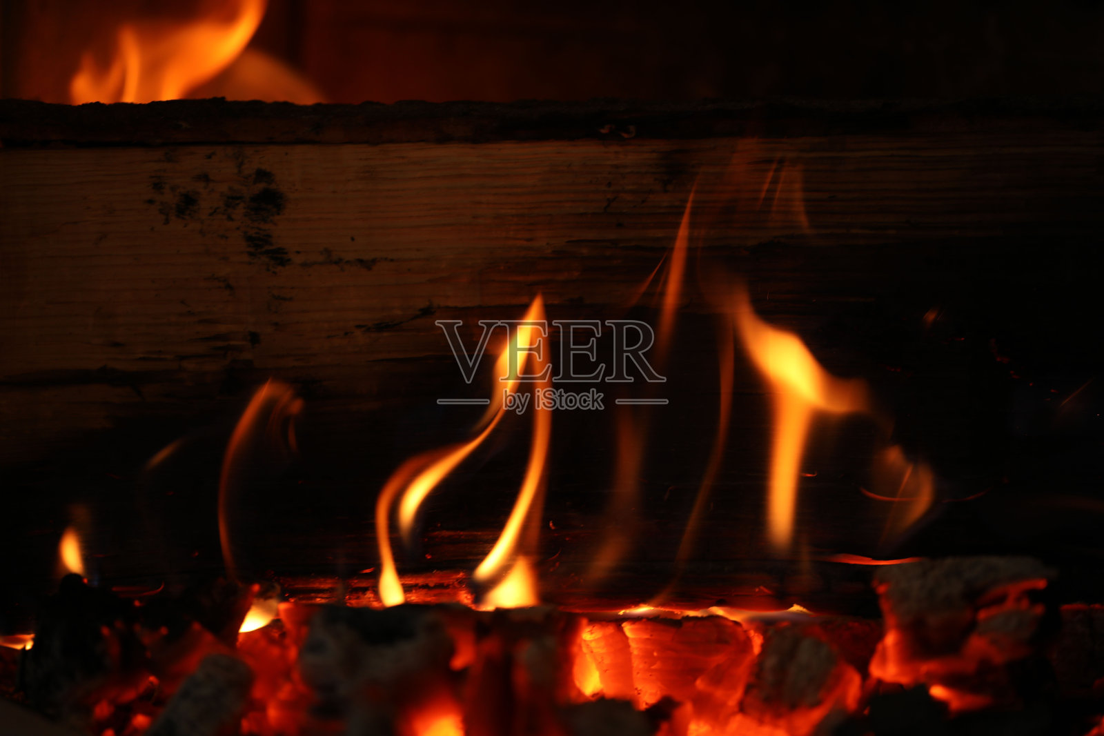 炉子里的火把木柴烧烬照片摄影图片