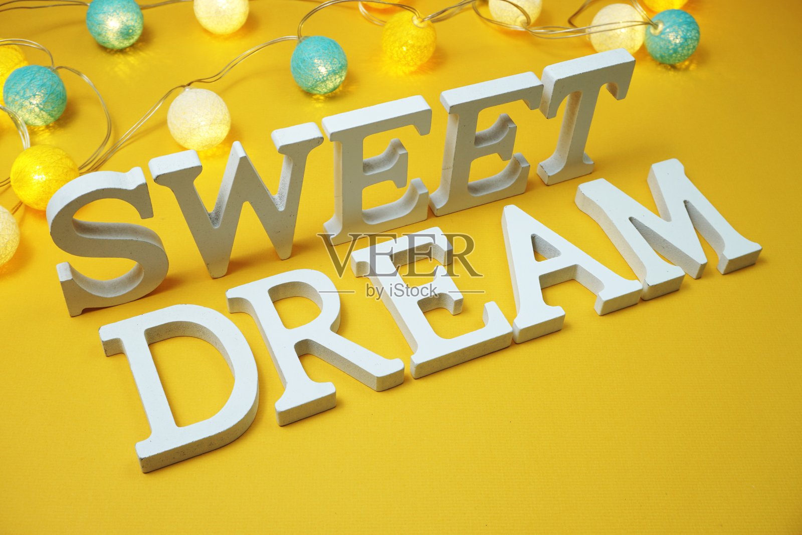 甜蜜的梦字母字母与LED棉球黄色背景照片摄影图片