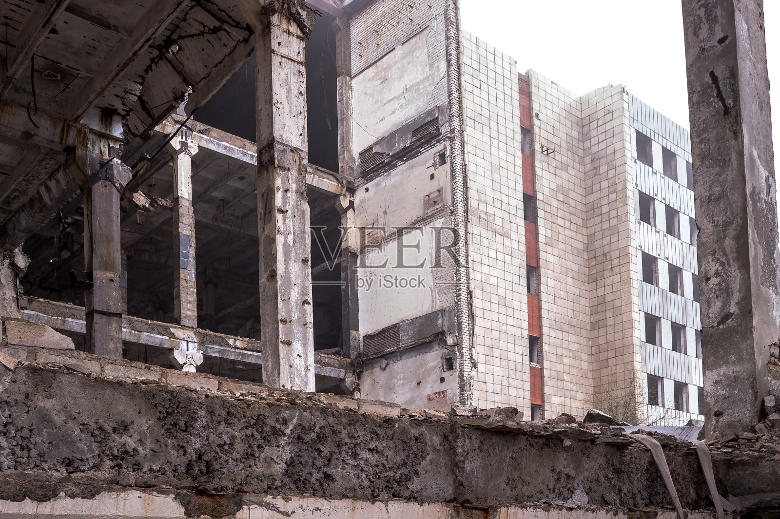 一幢大型被毁建筑物的混凝土梁和桩的框架特写。背景照片摄影图片