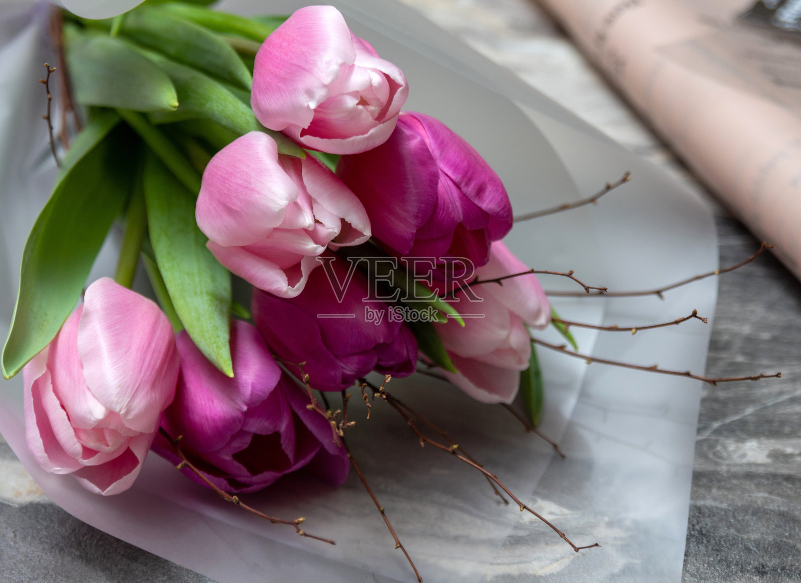 包装不同深浅的粉红色郁金香。妇女节礼物。花店的图片，明信片。有选择性的重点。照片摄影图片