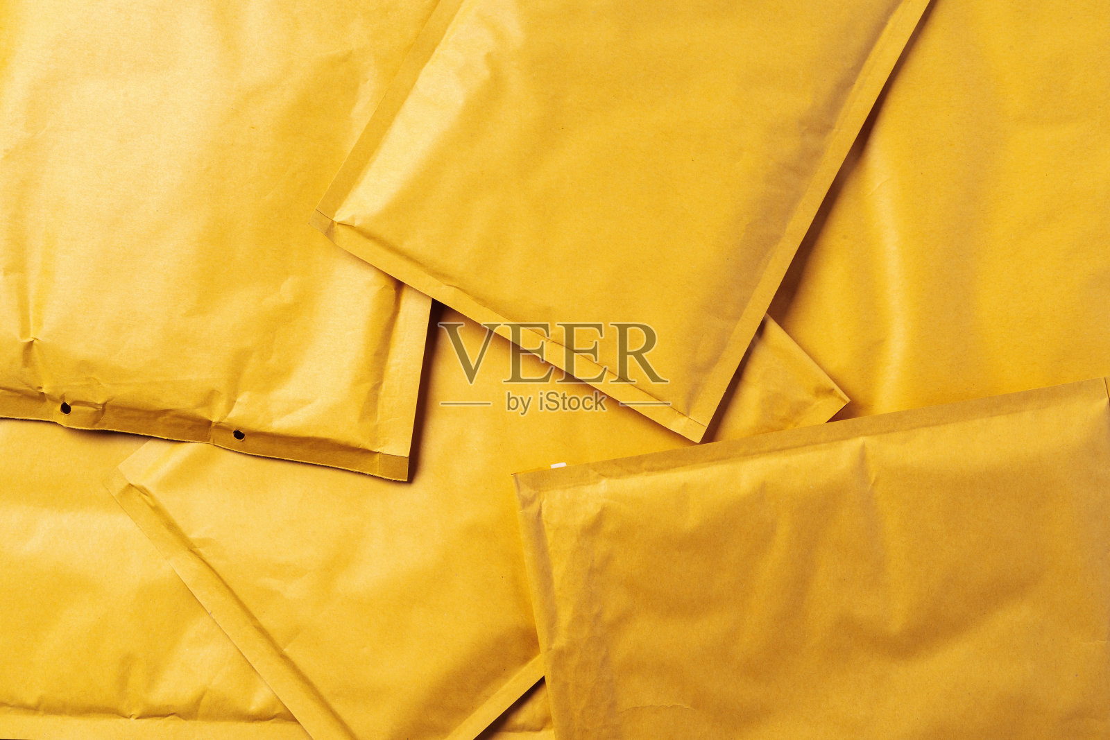 许多黄色的纸信封。前视图。照片摄影图片