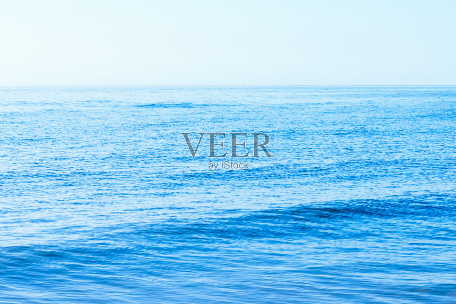 深蓝色，波涛汹涌的大海上有很多浪花。蓝色背景。软焦点,模糊图像。照片摄影图片