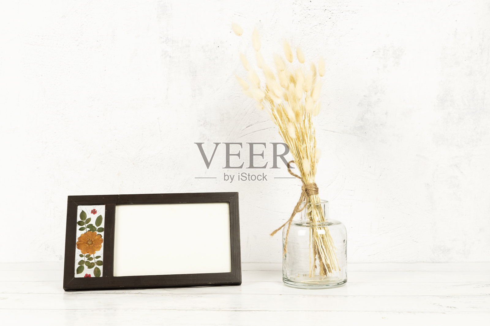 桌上放着相框和花瓶照片摄影图片