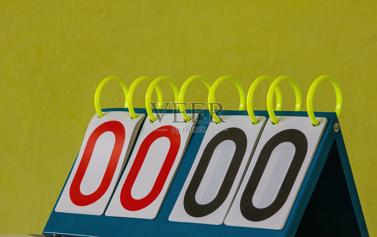 羽毛球记分板的图片。在黄色背景上照片摄影图片