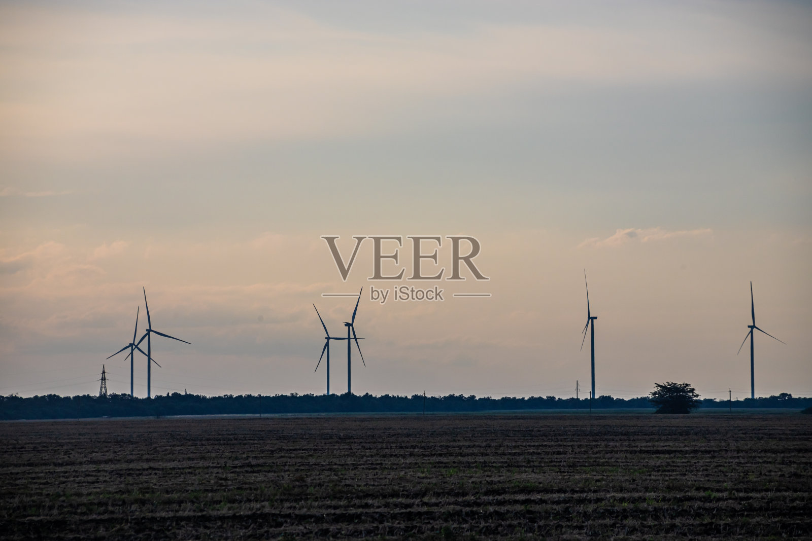 风力发电机安装在大自然的中间照片摄影图片