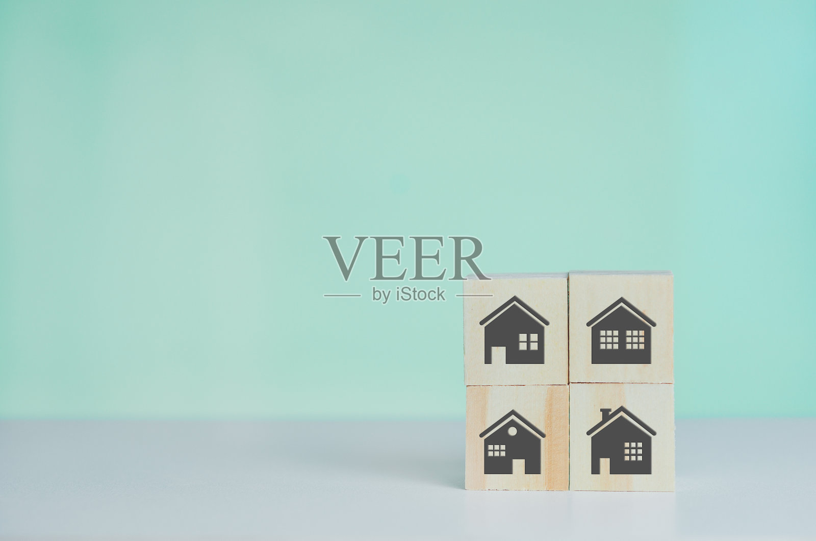 木制立方体与出售和出租的房子或房地产概念财产在线符号的背景和复制空间。照片摄影图片