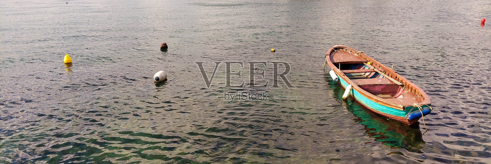 一艘在伊斯坦布尔博斯普鲁斯的船照片摄影图片