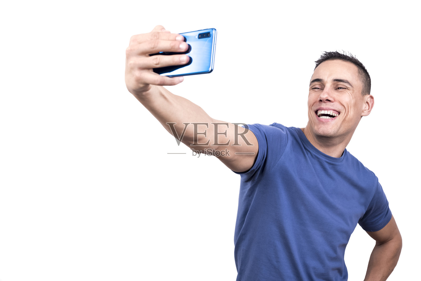 一名男子一边对着镜头大笑一边自拍照片摄影图片