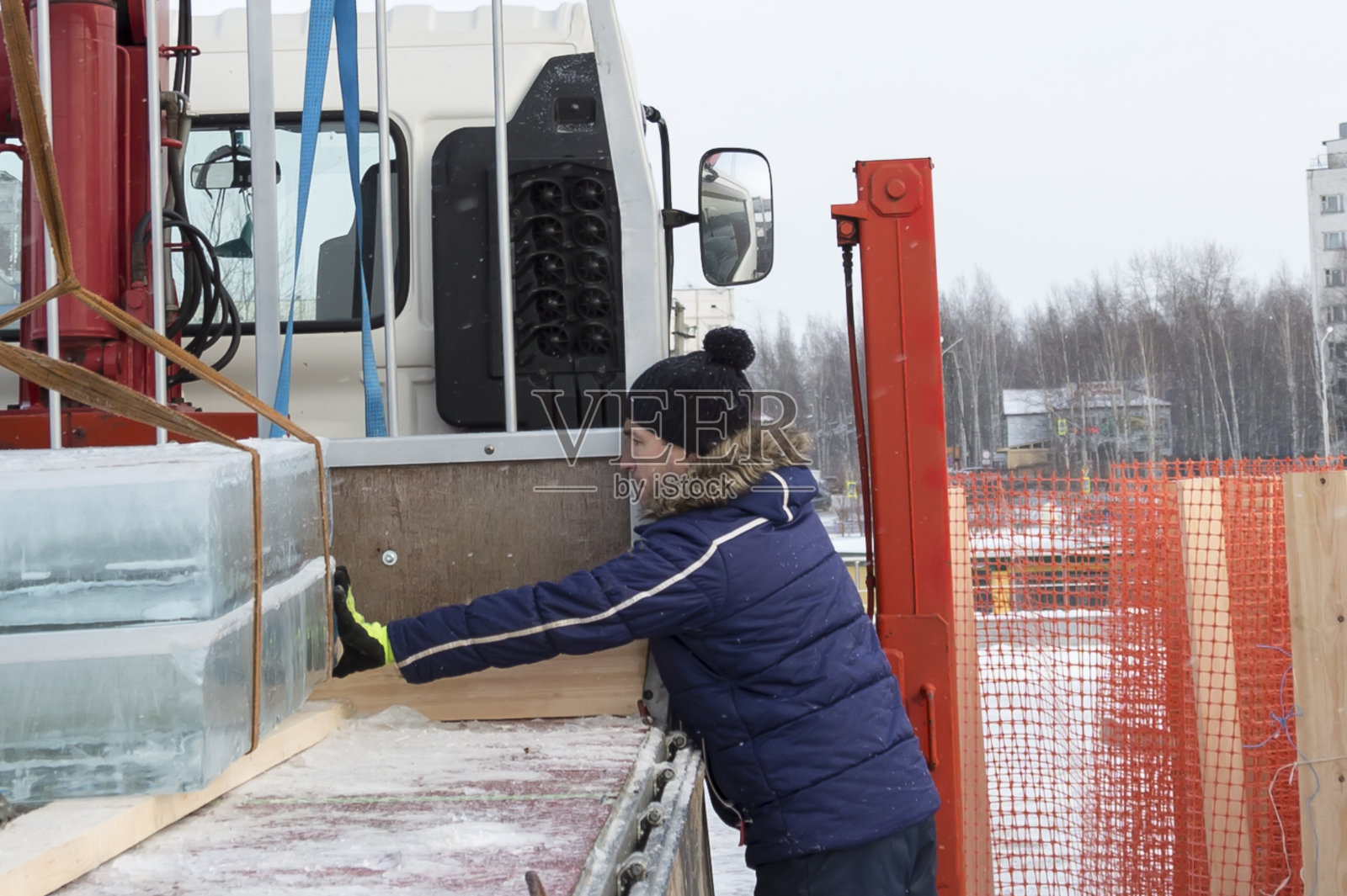 一个戴着黑帽子的工人正在卸货照片摄影图片