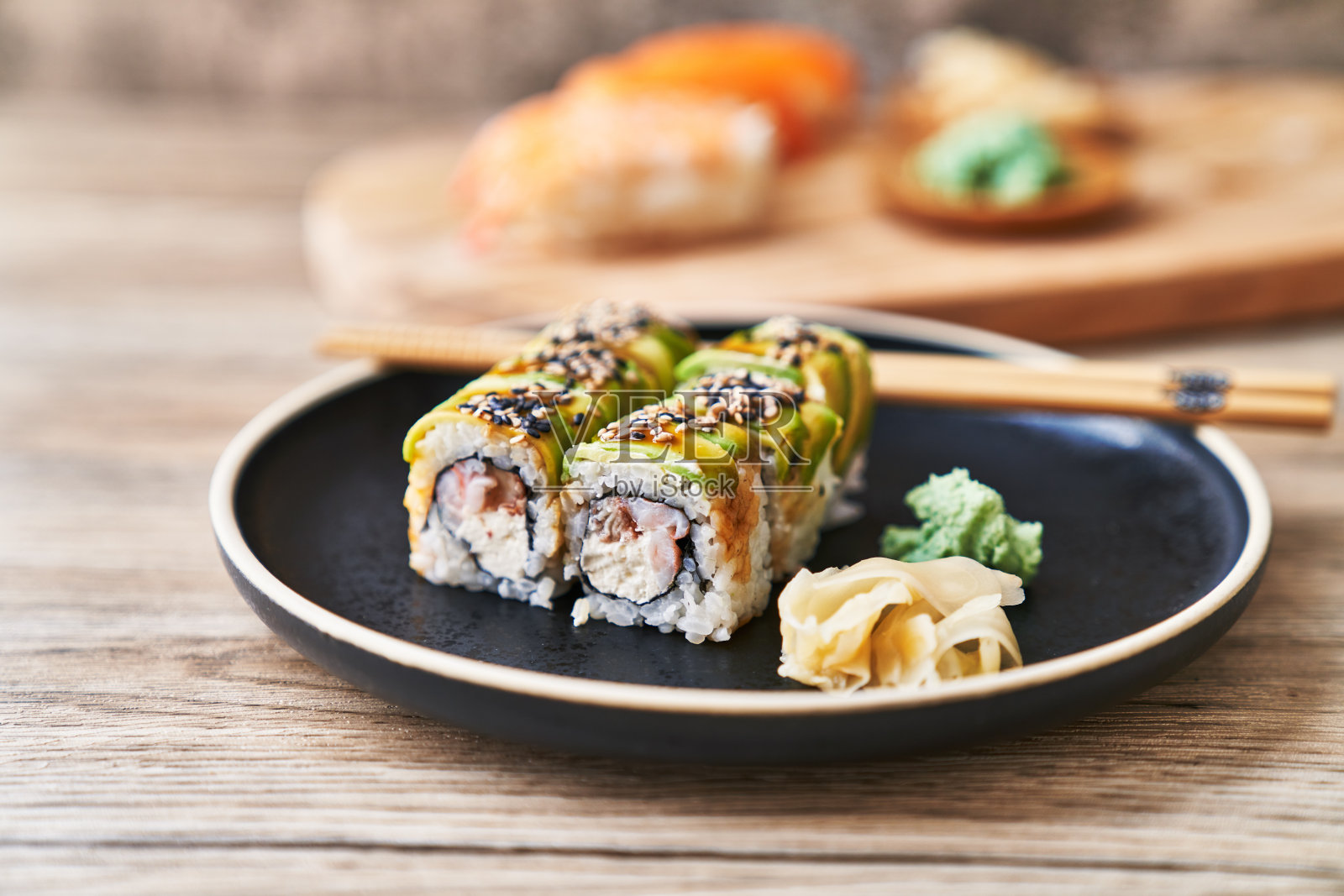 一盘虾和芝士奶油寿司在木制的表面照片摄影图片