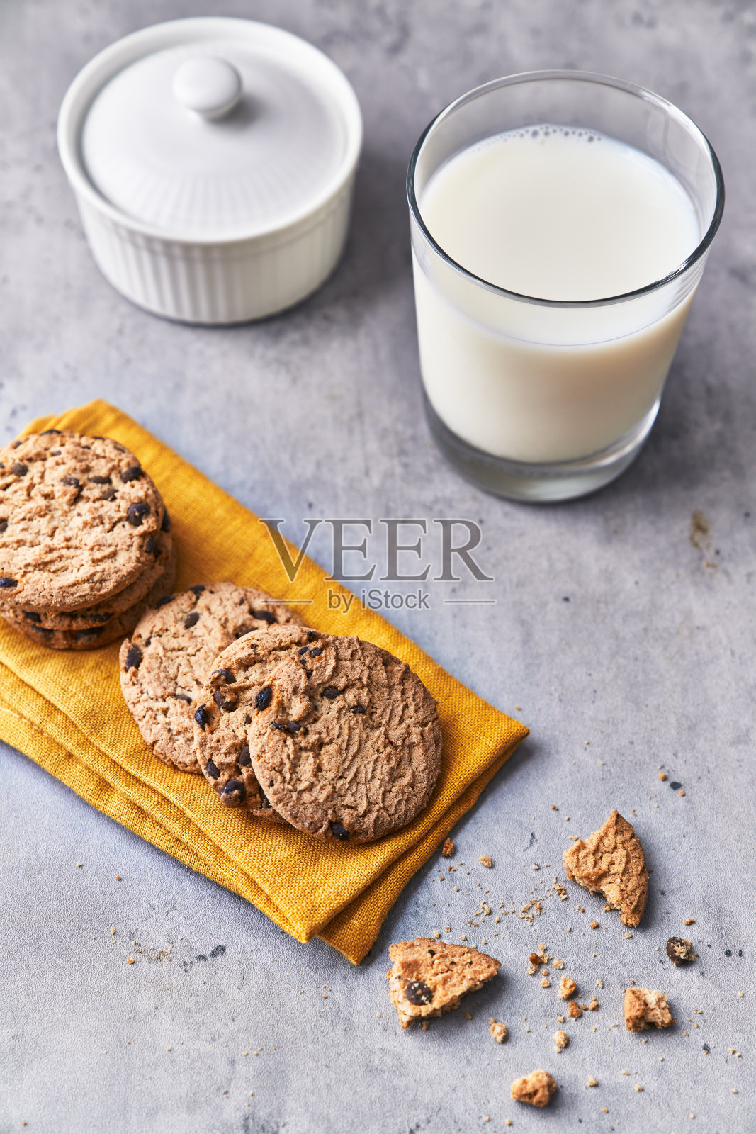 混凝土表面上的美味巧克力饼干照片摄影图片