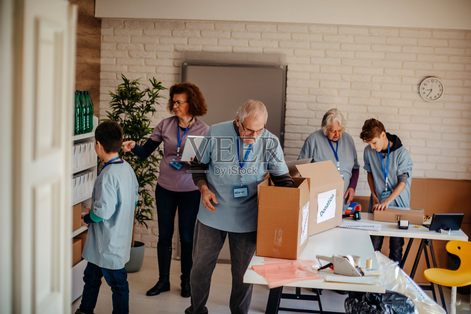 准备捐赠的食物和衣服照片摄影图片