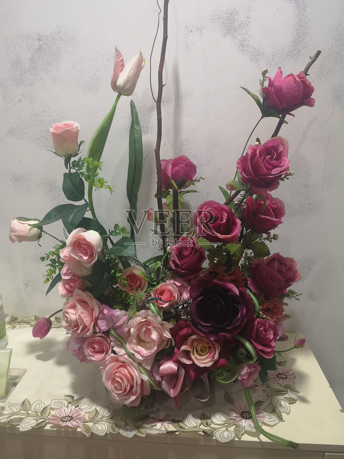 深粉红色紫罗兰玫瑰花束在花瓶人造花花束干静态花软白色调色在复古风格，概念写文字设计在前面的背景横幅，卡片，壁纸，网页情人节婚礼照片摄影图片