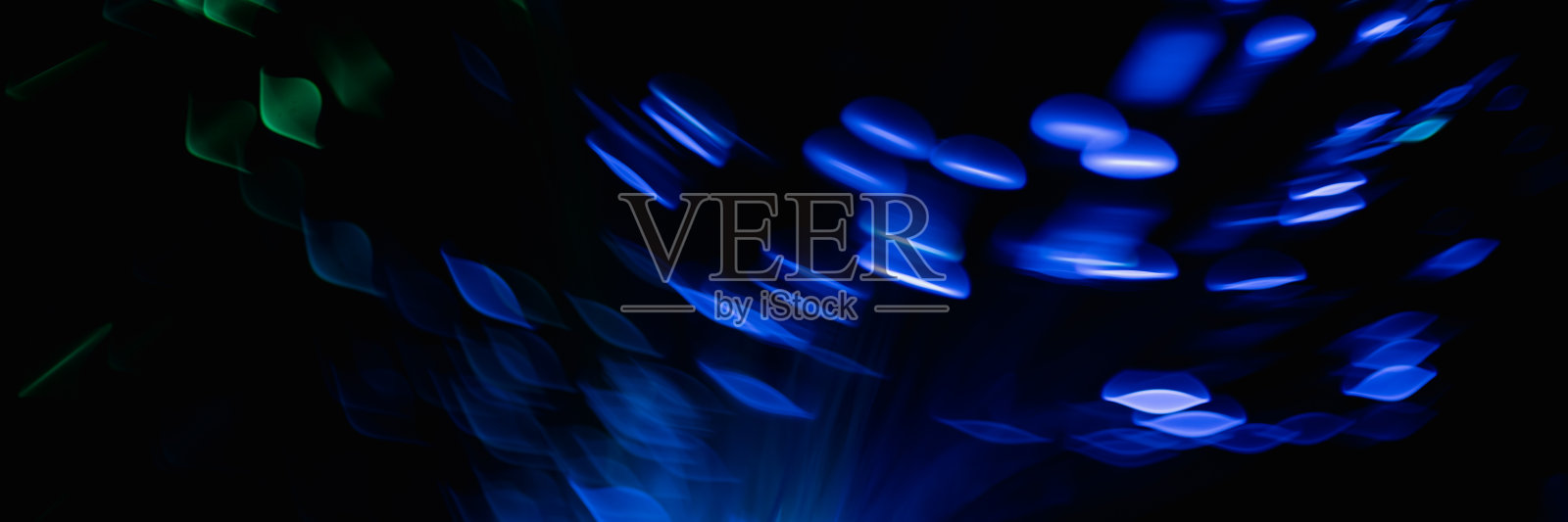 抽象绿色在黑色散景背景叠加层。照片摄影图片