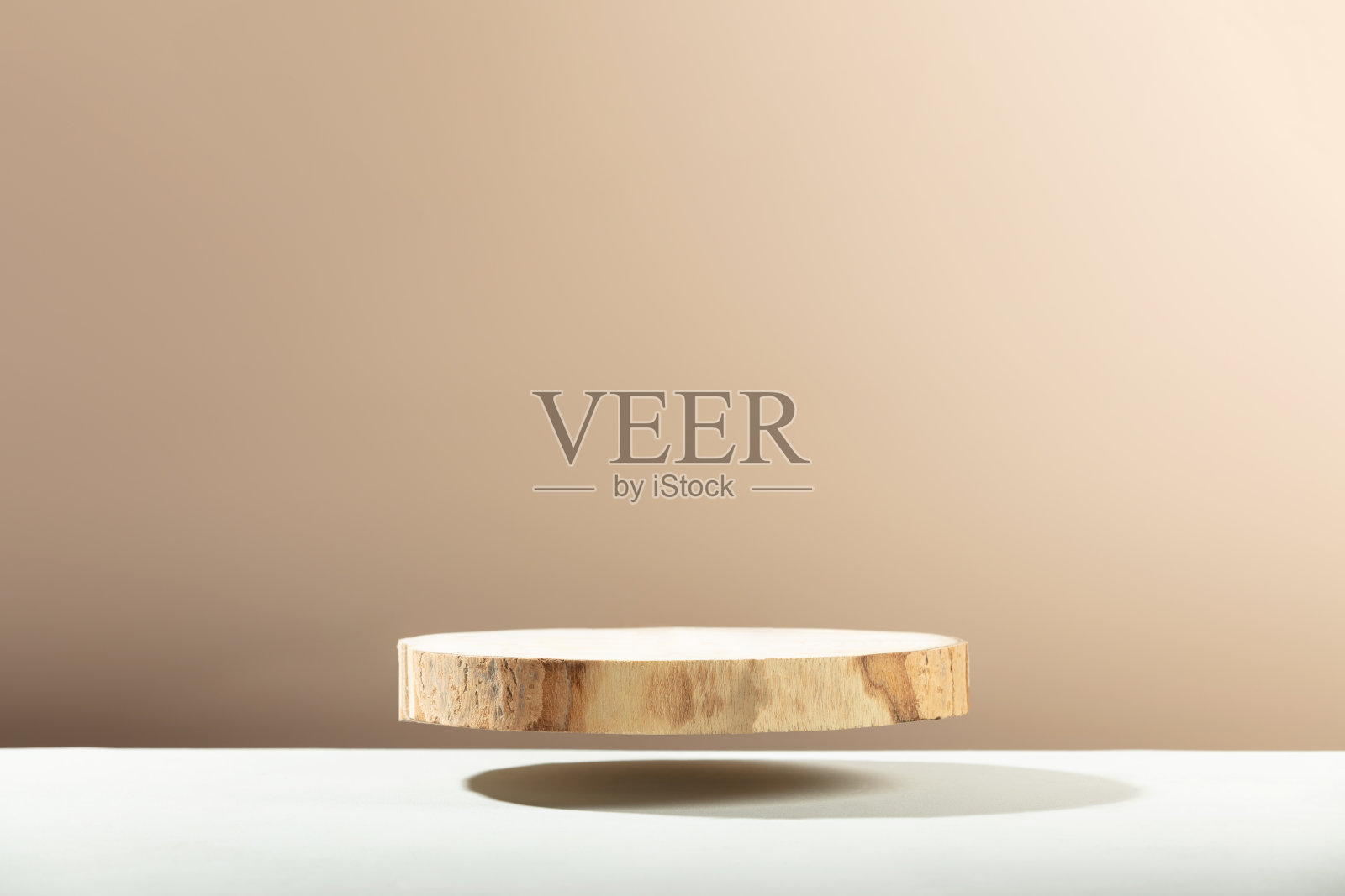 飞行木片平台上的米色背景化妆品产品模型照片摄影图片