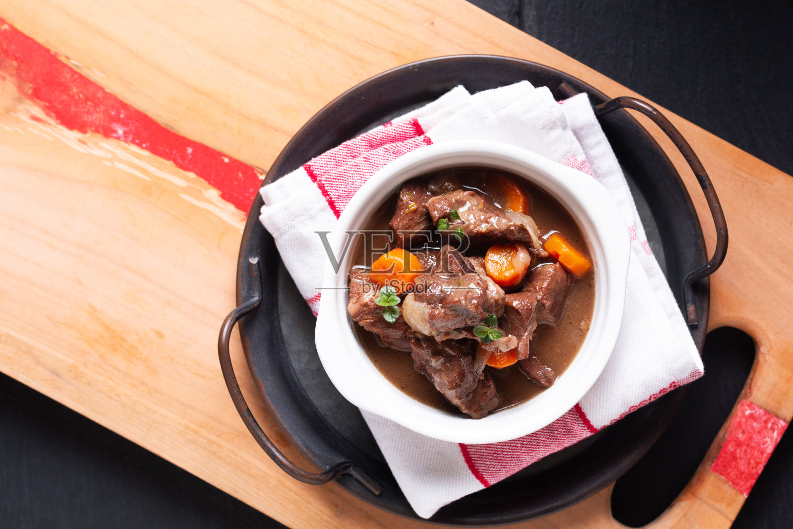 美食概念:法式红酒炖牛肉布吉尼翁，木板配抄空间照片摄影图片