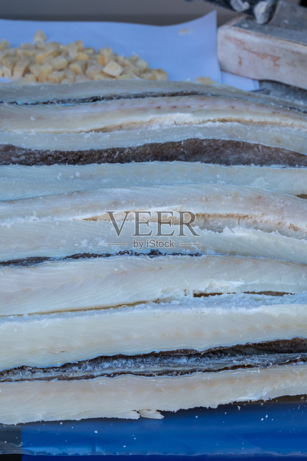 几条健康可口的咸鳕鱼。照片摄影图片