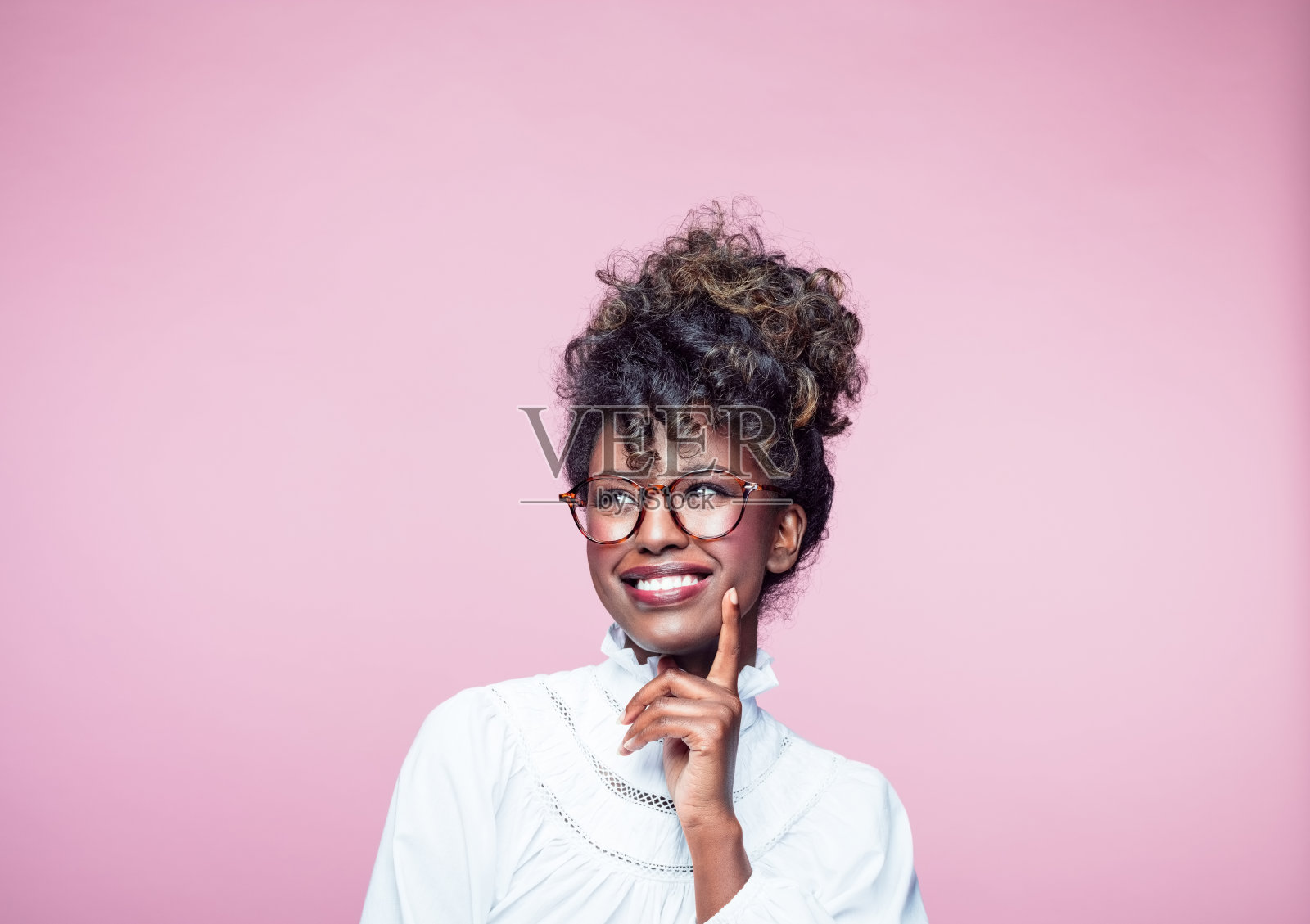 快乐的年轻女人的肖像照片摄影图片