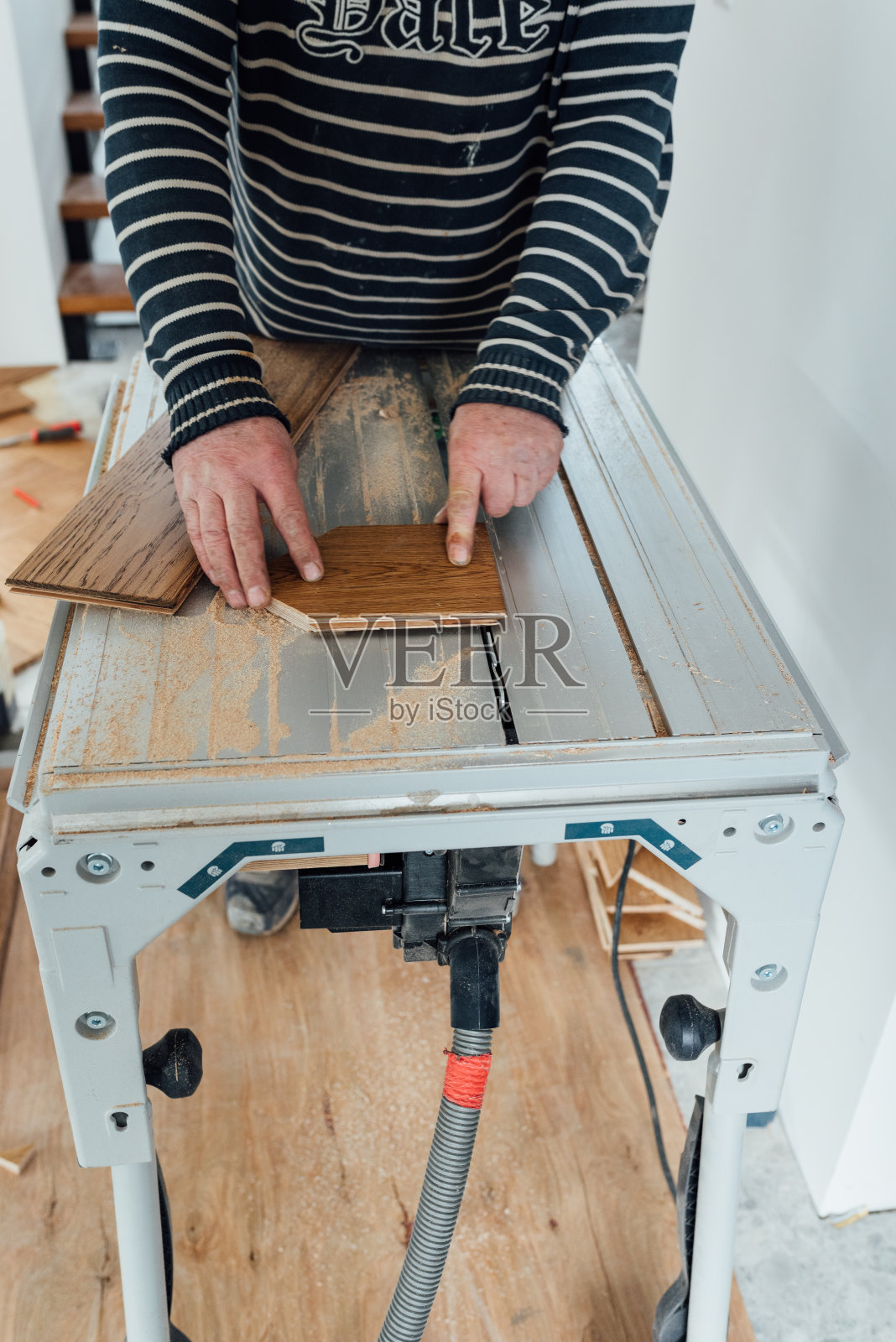 在家铺设人字拼花地板照片摄影图片