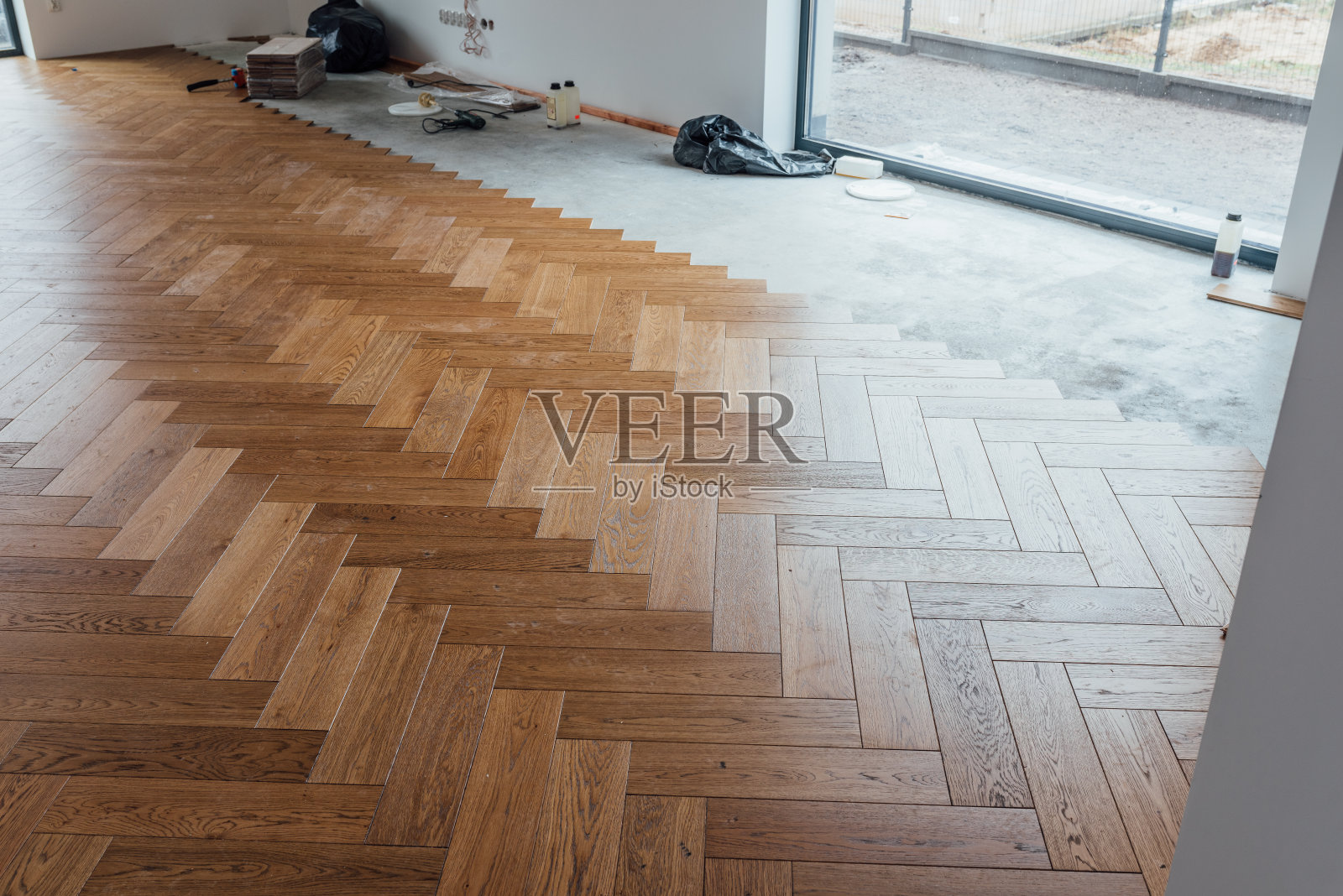 在家铺设人字拼花地板照片摄影图片