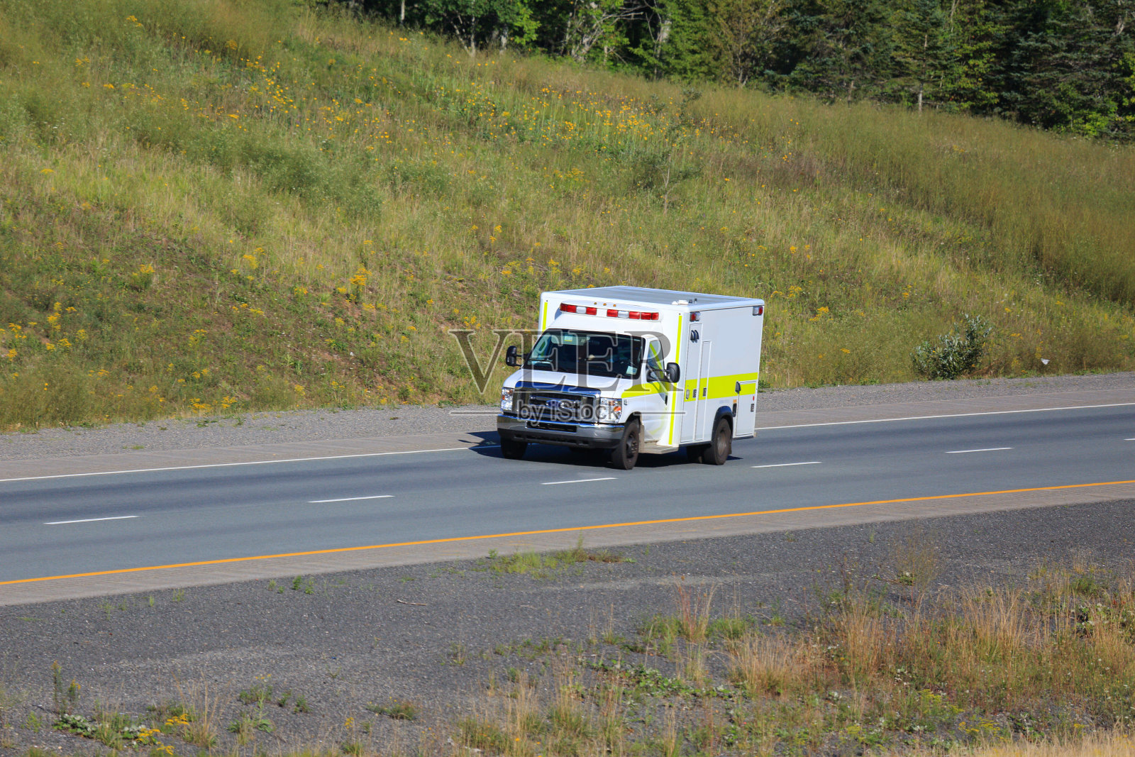 高速公路上的救护车照片摄影图片