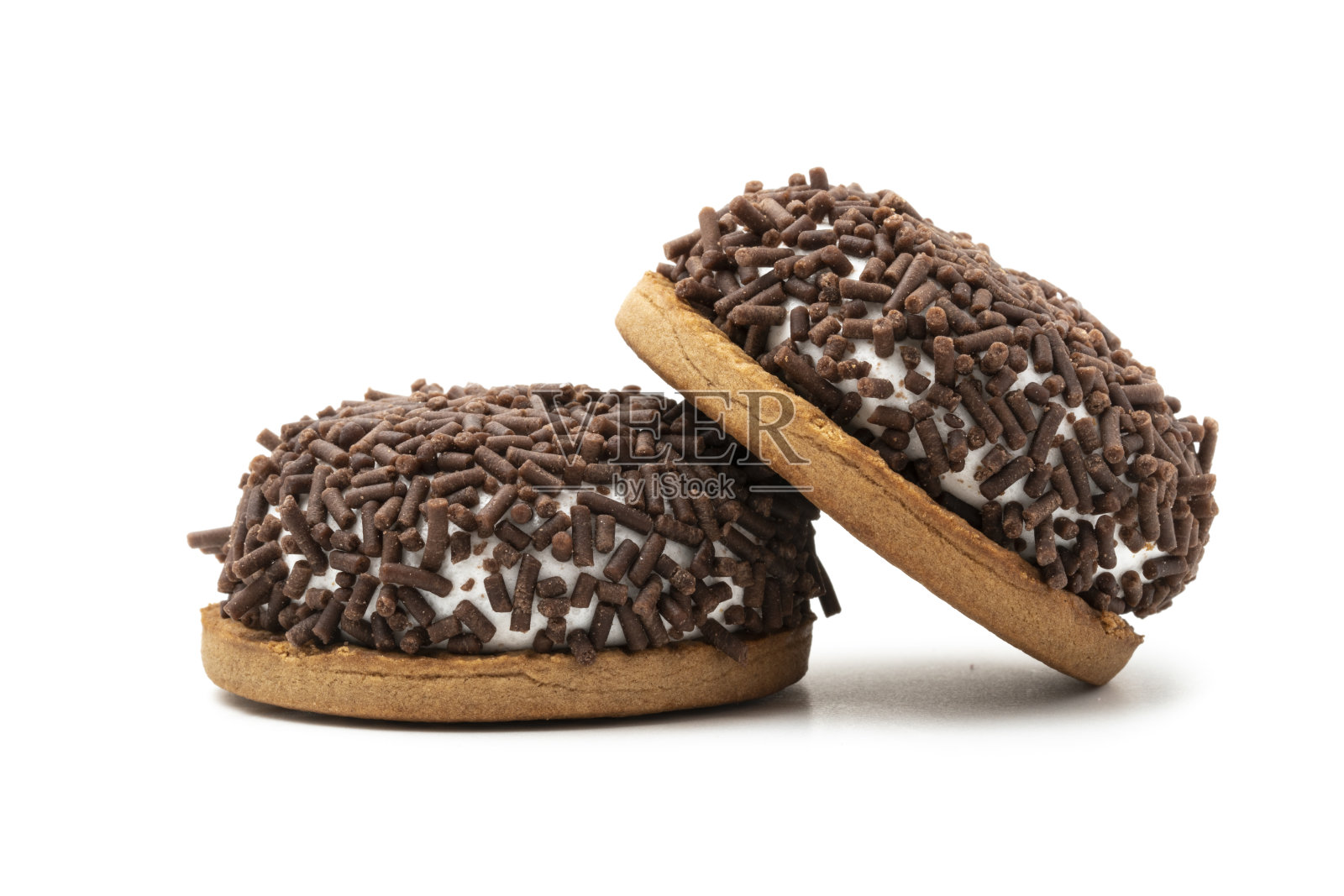 在白色的背景上撒上棕色的糖屑的棉花糖饼干。照片摄影图片