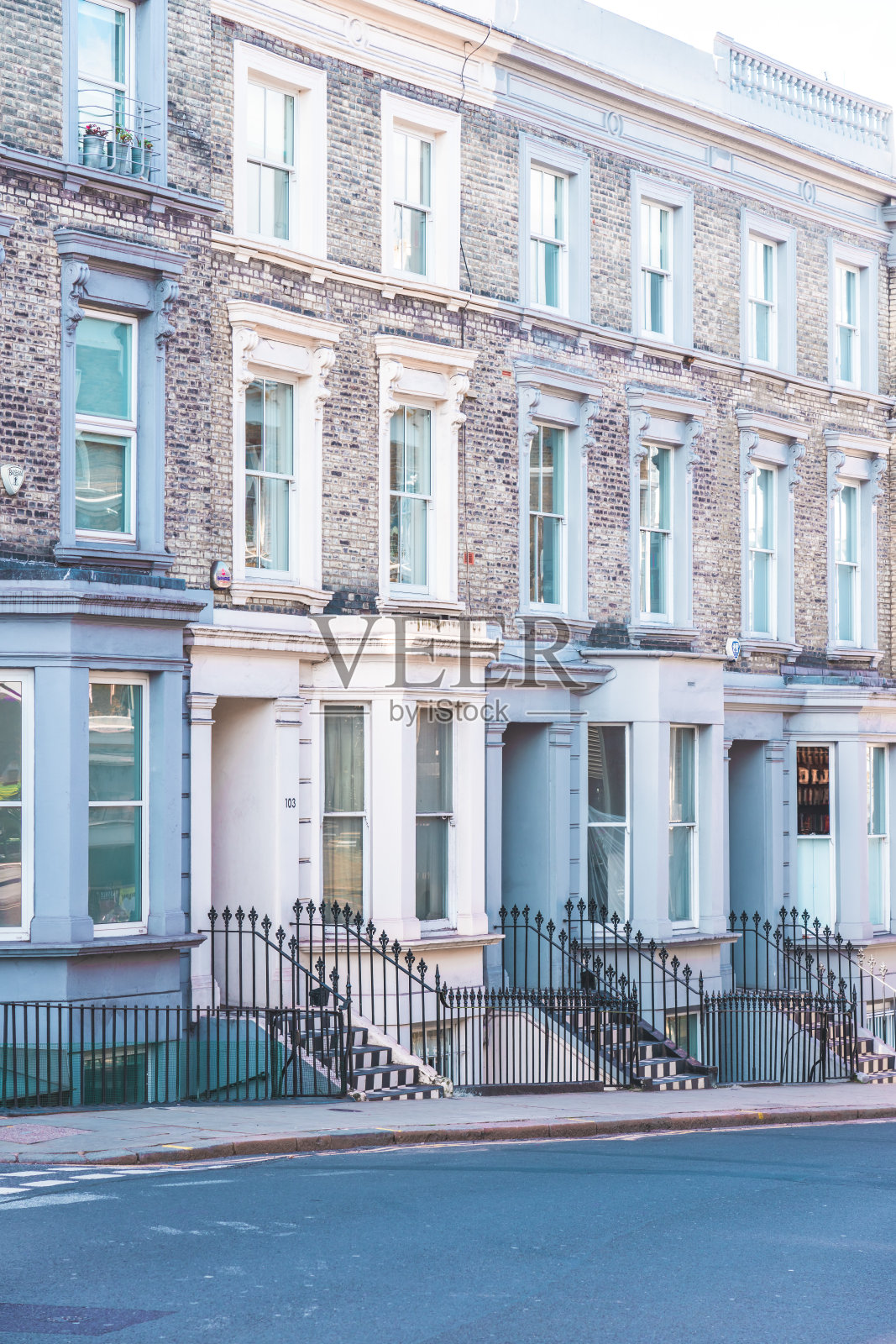 五颜六色的英式房屋立面，伦敦柔和的浅色照片摄影图片