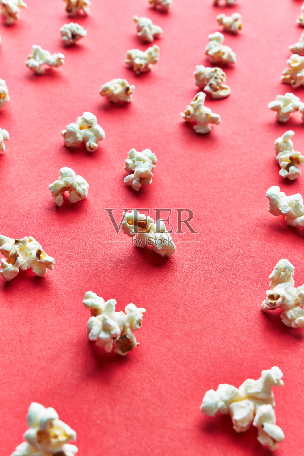 红色背景上的一堆咸爆米花照片摄影图片