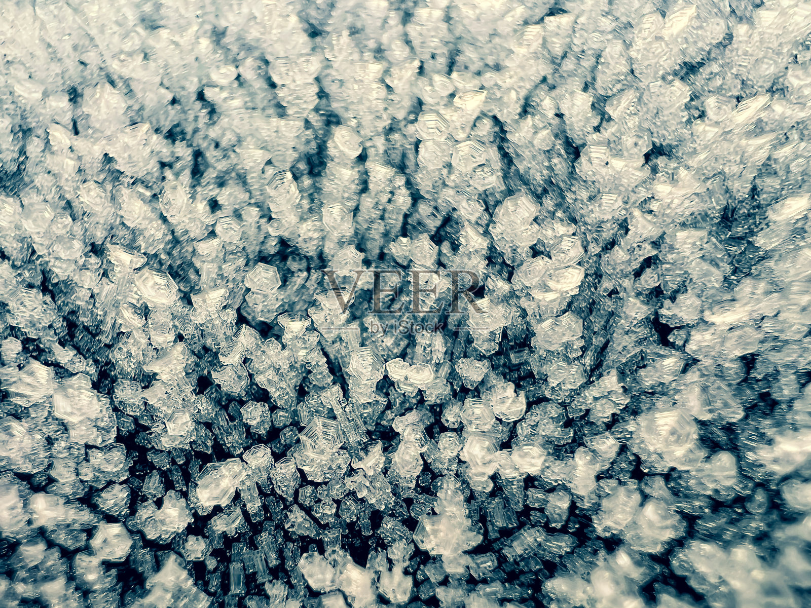 一个寒冷的夜晚，在车顶上结冰。照片摄影图片