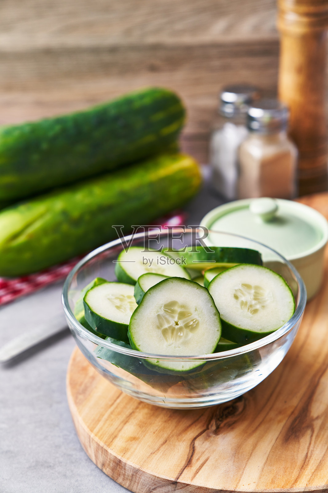 大理石表面上的一碗黄瓜片照片摄影图片