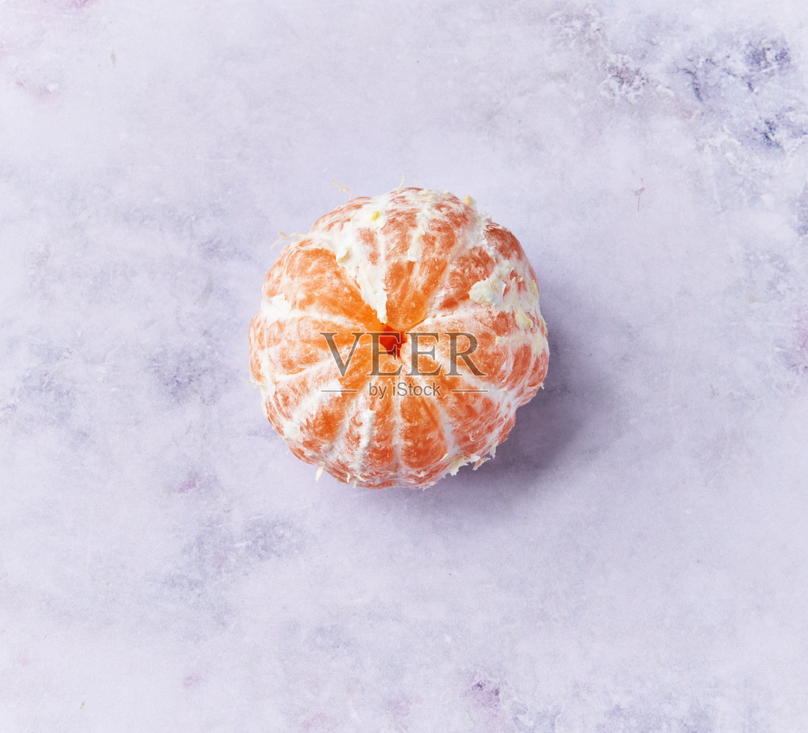 大理石表面单瓣去皮橘红色照片摄影图片