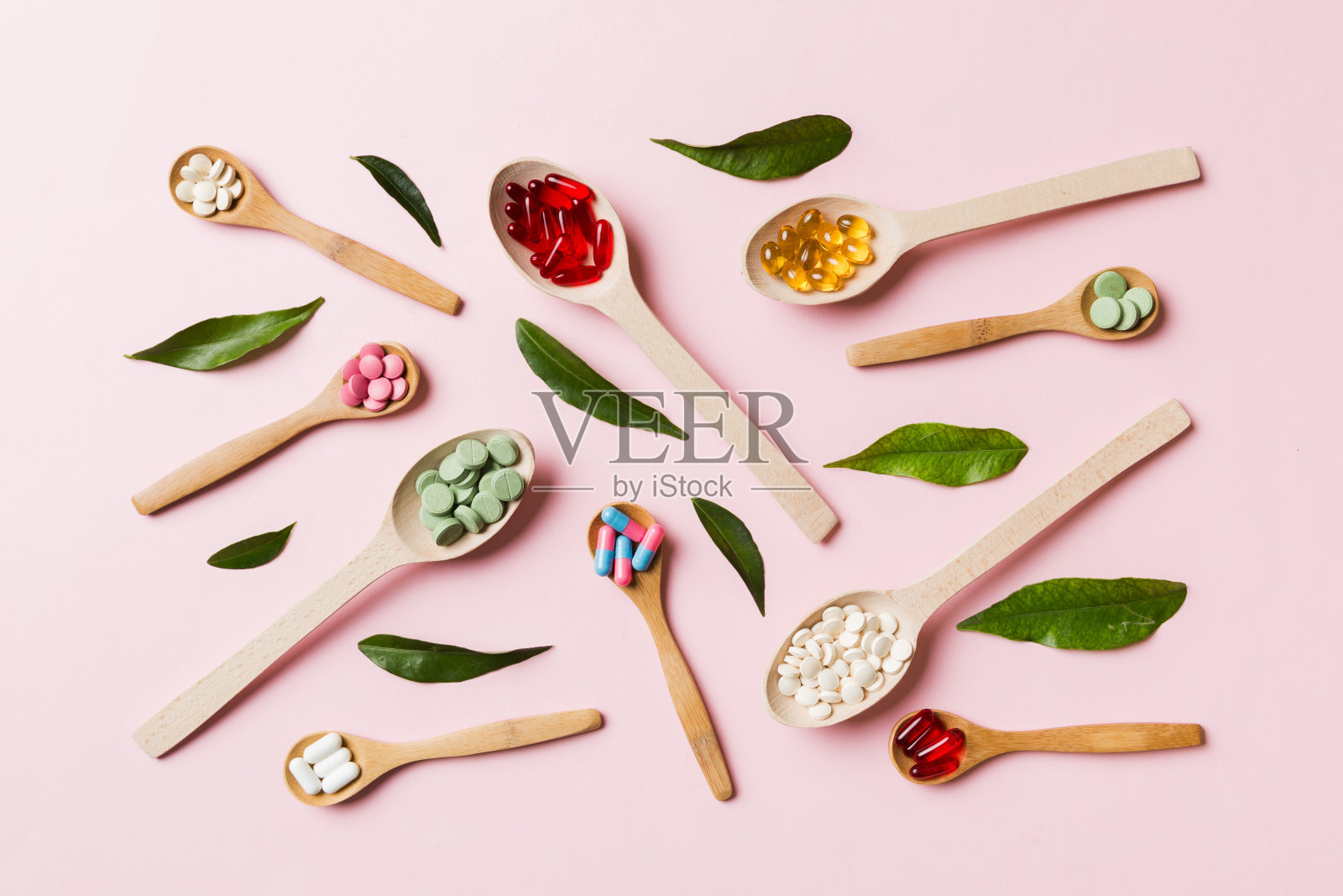 俯视图各种维生素和矿物质药丸在彩色背景木勺。俯视图的各种药物药丸。膳食补充剂保健品照片摄影图片