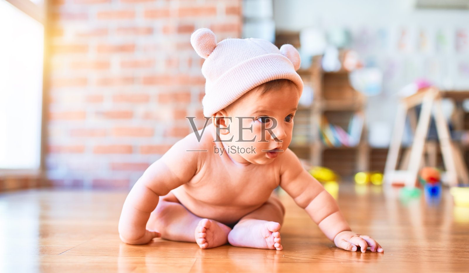 可爱的宝宝躺在家里的沙发上。新生儿戴着范妮帽放松休息舒适照片摄影图片